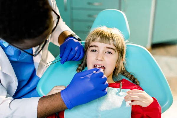 Menina Sorrindo Bonito Dentista Sentado Poltrona — Fotografia de Stock