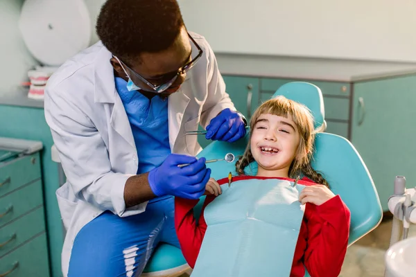 Menina Sorrindo Bonito Dentista Sentado Poltrona — Fotografia de Stock