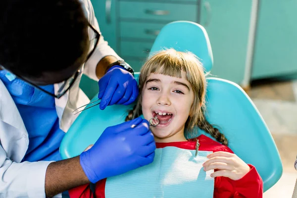 Słodkie Uśmiechnięte Dziewczyny Hotelu Siedząc Fotelu Dentysty — Zdjęcie stockowe