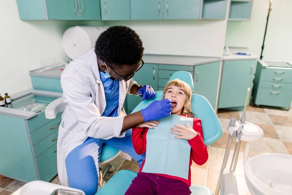 Menina Senta Consultório Dentista — Fotografia de Stock