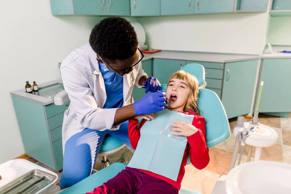 Menina Senta Consultório Dentista — Fotografia de Stock