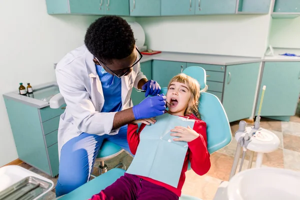 Menina Senta Consultório Dentista — Fotografia de Stock