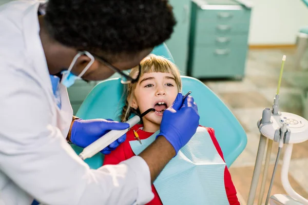 Dentysta Regularne Wizyty Leczenie Próchnicy Mała Dziewczyna Wizyty Dentysta Chirurg — Zdjęcie stockowe