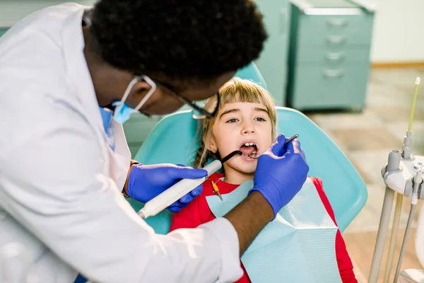 Consulta Regular Dentista Cáries Curam Menina Visitando Cirurgião Dentista Hospital — Fotografia de Stock