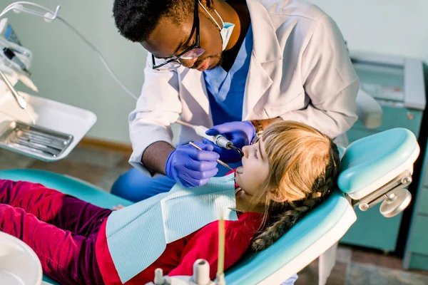 Menina Bonita Nova Consultório Odontológico Dentista Afro Americano Das Crianças — Fotografia de Stock