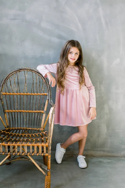 Menina Bonito Bebê Anos Idade Vestindo Elegante Vestido Rosa Fundo — Fotografia de Stock