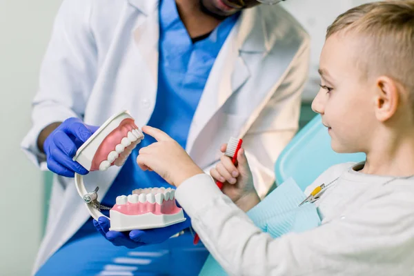 Jovem Dentista Afro Americano Sorrindo Tem Mandíbulas Artificiais Seus Braços — Fotografia de Stock