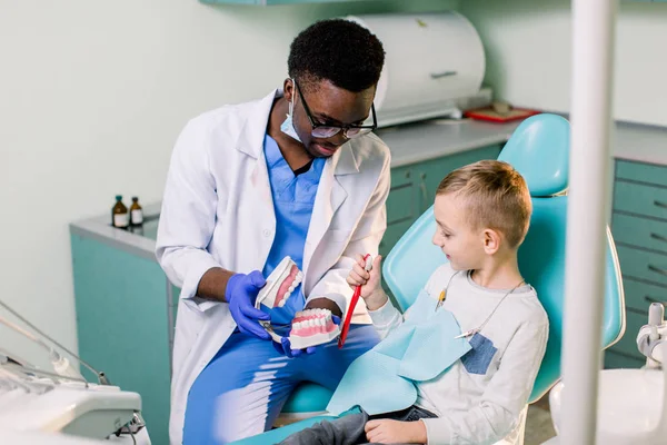 Menino Cadeira Dentista Divertindo Enquanto Escova Dentes Com Médico Afro — Fotografia de Stock