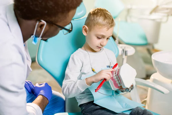 Afro Amerykańskich Etniczne Czarny Mężczyzna Dentysta Niebieski Lateks Rękawice Warunek — Zdjęcie stockowe