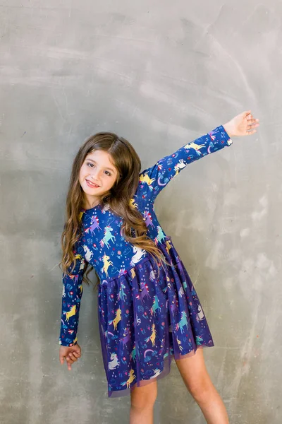 Niña Bonita 4 Años En Un Vestido Azul. Bebé En Sala De Cuarzo Rosa Decorado  Vacaciones Fotos, retratos, imágenes y fotografía de archivo libres de  derecho. Image 69695077