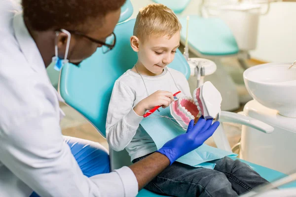 Dentysta Bada Baby Boy Zębów Profilaktyka Próchnicy Zębów Mlecznych Pediatria — Zdjęcie stockowe