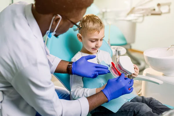 Pequeno Menino Caucasiano Está Sentado Cadeira Dentária Sorrindo Para Dentista — Fotografia de Stock