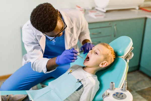 Dziecko Recepcji Dentysta Naprawę Zębów Zbliżenie Stomatologia Dziecięca — Zdjęcie stockowe