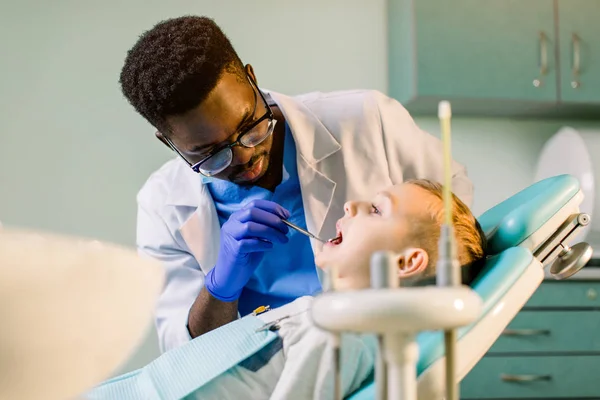 Tratamento Dentário Numa Clínica Dentária Departamento Medicina Dentária Infantil Exame — Fotografia de Stock
