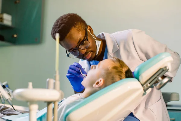 歯科医院で歯の治療 小児歯科医療科 子供の歯の検査 — ストック写真