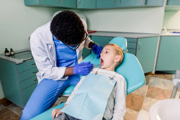 Młody Piękny Chłopak Gabinecie Stomatologicznym Afro Dentysta Dla Dzieci Sprawdza — Zdjęcie stockowe