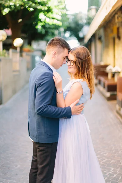 Jovem Mulher Bonita Vestido Azul Homem Bonito Casaco Andando Rua — Fotografia de Stock