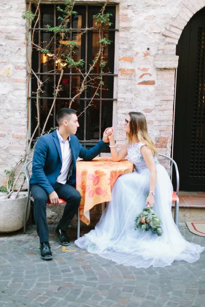 Élégant Jeune Couple Vêtements Bleus Célébrant Mariage Rues Piétonnes Sirmione — Photo