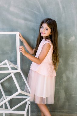 Eğitim tatil İlköğretim öncesi gençler olay parti kutlamak kavramı. Şok büyüleyici güzel şirin tatlı güzel ihale hafif gri arka plan üzerinde izole uzun pürüzsüz düz saçlı portresi