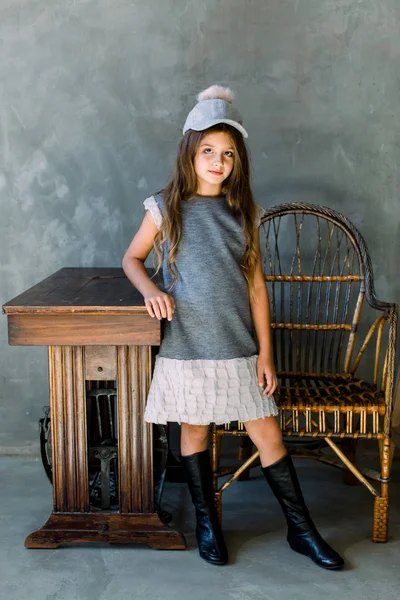 Menina Bonito Vestido Cinza Sorrindo Câmera Com Cabelos Longos Fica — Fotografia de Stock