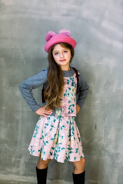 Retrato Pequena Menina Moda Boné Rosa Vestido Com Flores Uma — Fotografia de Stock