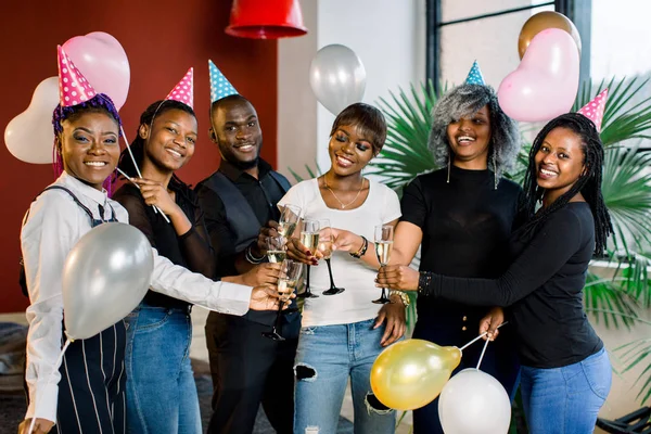Grupo Amigos Africanos Felizes Bebendo Champanhe Celebrando Festa Aniversário — Fotografia de Stock