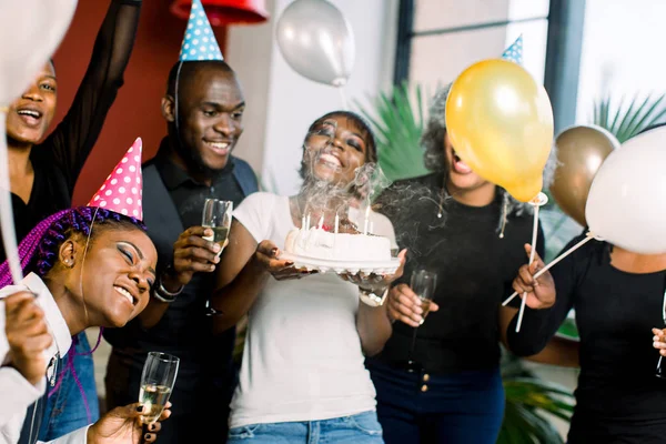 Encantadora Mulher Africana Soprando Velas Bolo Aniversário Depois Fazer Seu — Fotografia de Stock