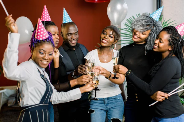 Grupo Amigos Africanos Felizes Bebendo Champanhe Celebrando Festa Aniversário — Fotografia de Stock