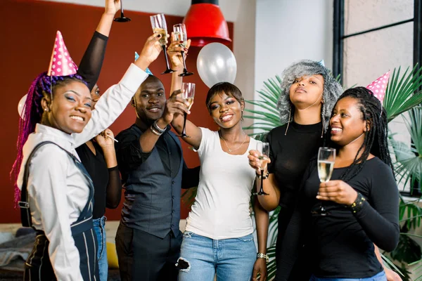 Група Щасливі Африканців Друзів Шампанське Святкування Нового Року Новий Рік — стокове фото