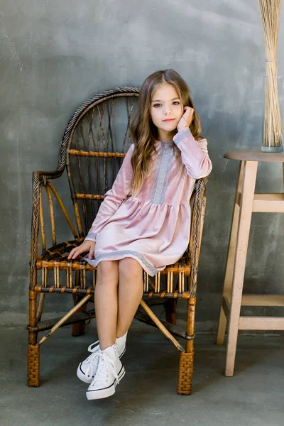 Menina Bonito Anos Idade Vestindo Vestido Rosa Elegante Sentado Cadeira — Fotografia de Stock