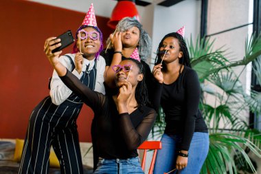 Afro-Amerikan kız kendi arkadaşının Doğum günü, mutlu, kahkaha ve bir iş selfi kutlamak