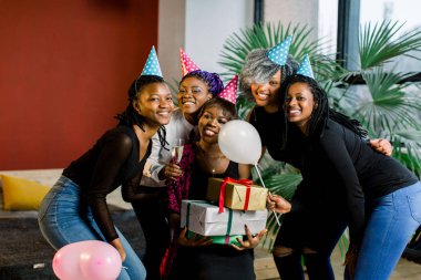 Renkli hediye ve balon kameraya bakarak ve gülümseyerek elinde ile mutlu grup Afrikalı Kızlar