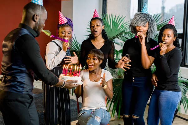 Adolescentes Africanos Com Chifres Festa Bolo Celebrando Aniversário — Fotografia de Stock