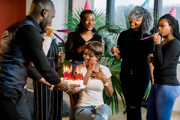 Grupo Jovens Africanos Felizes Comemorando Aniversário Divertindo Juntos — Fotografia de Stock