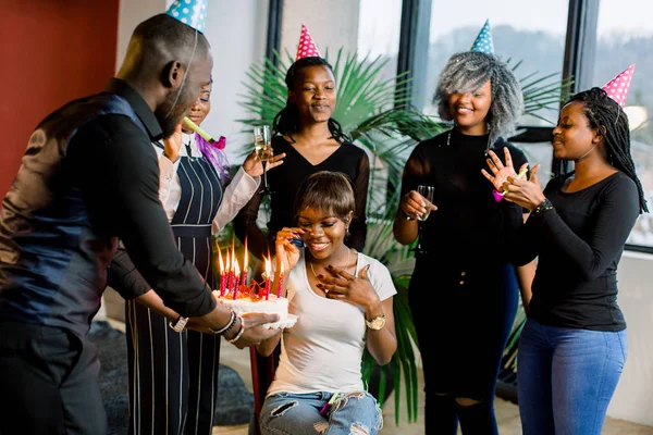 Amigos Apresentando Bolo Aniversário Para Menina Africana — Fotografia de Stock