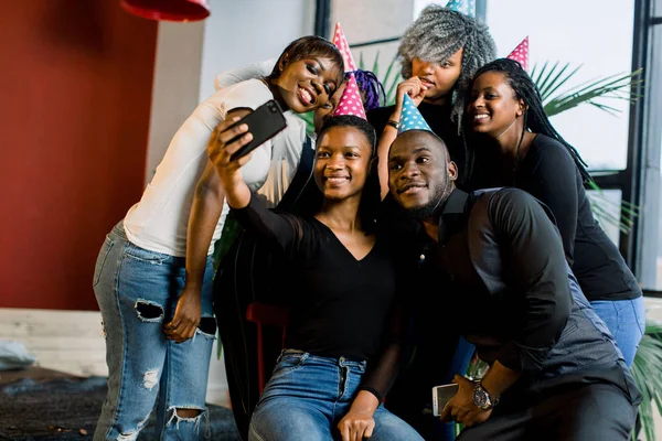 Jovens Lindas Meninas Afro Americanas Celebram Aniversário Fazem Selfii Seu — Fotografia de Stock