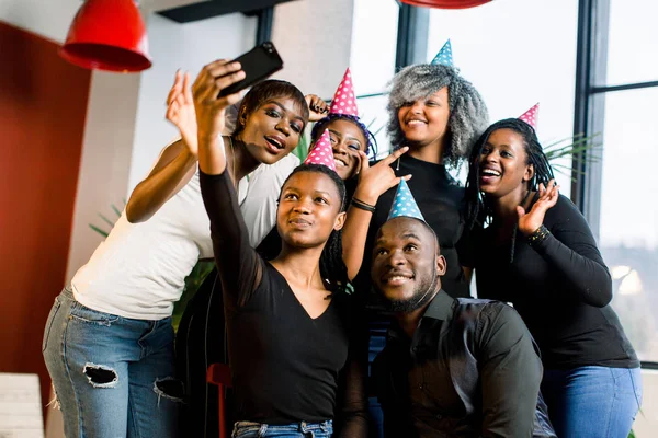 Jovens Lindas Meninas Afro Americanas Celebram Aniversário Fazem Selfii Seu — Fotografia de Stock