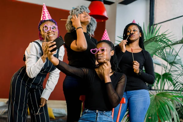 Meninas Afro Americanas Celebram Aniversário Seu Amigo Feliz Rir Fazer — Fotografia de Stock