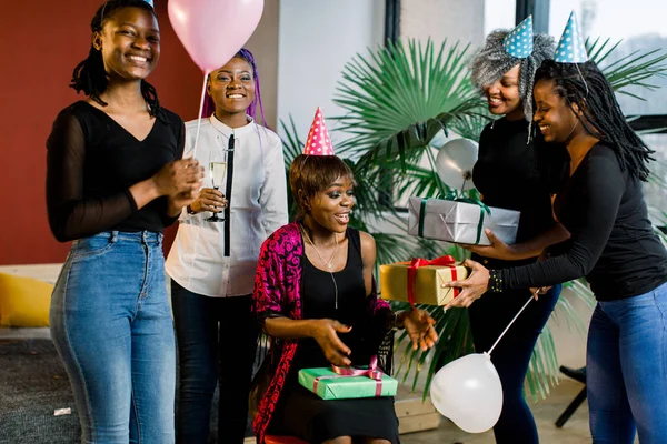 Jovens Meninas Afro Americanas Bonitas Com Balões Chapéus Celebrar Aniversário — Fotografia de Stock