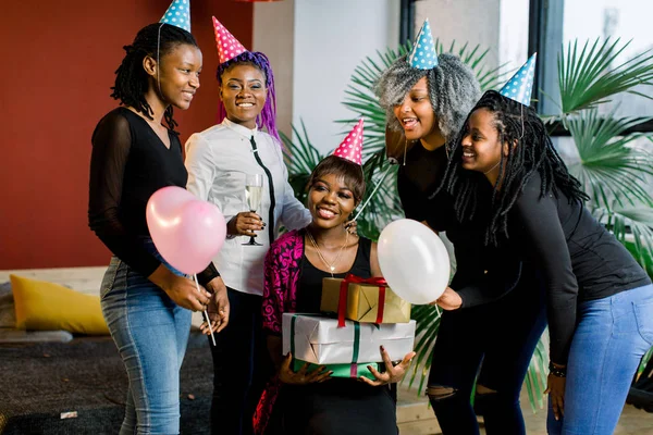 Grupo Feliz Meninas Africanas Com Presentes Coloridos Balões Nas Mãos — Fotografia de Stock