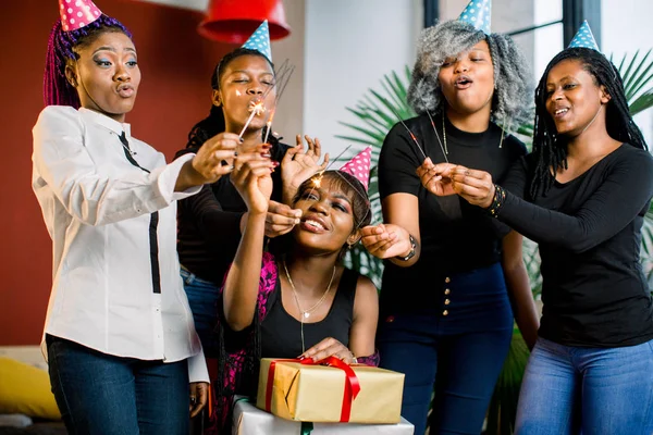 Uma Linda Menina Africana Sorridente Segura Presentes Suas Mãos Comemora — Fotografia de Stock