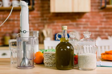 dengeli beslenme, yemek, mutfak ve gıda kavramı - kadar yakın, sebze, meyve, pirinç, zeytin yağı, blender modern mutfak ahşap tablo