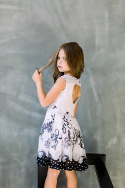 Stüdyo imge-in güzel duygusal beyaz genç kız