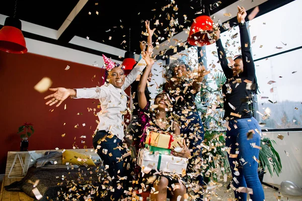 Feliz Amigos Afro Americanos Meninas Sob Queda Confetti Festa Aniversário — Fotografia de Stock