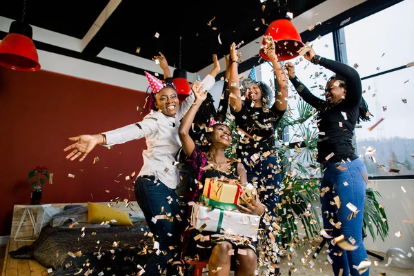 Feliz Amigos Afro Americanos Meninas Sob Queda Confetti Festa Aniversário — Fotografia de Stock