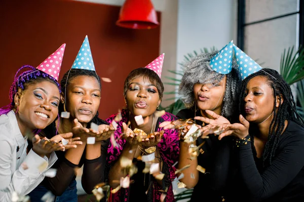 Конфетті Партії Щасливий Молодих Африканських Групи Люди Святкують Новий Рік — стокове фото