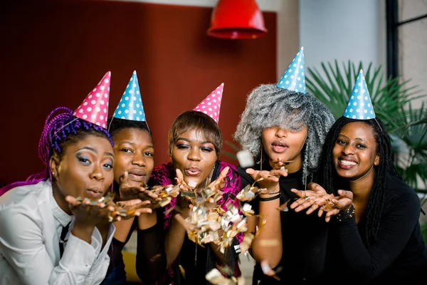 Festa Confetti Jovem Grupo Africano Feliz Pessoas Comemorando Véspera Ano — Fotografia de Stock