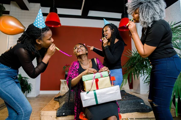 Uma Linda Menina Africana Sorrindo Abre Presente Sua Festa Aniversário — Fotografia de Stock