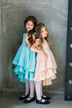 Aile fotoğraf çekim sırasında resim için poz iki beyaz kız kızlar birbirlerine sırtlarını döndü.