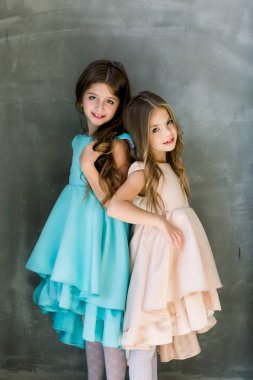 Aile fotoğraf çekim sırasında resim için poz iki beyaz kız kızlar birbirlerine sırtlarını döndü.